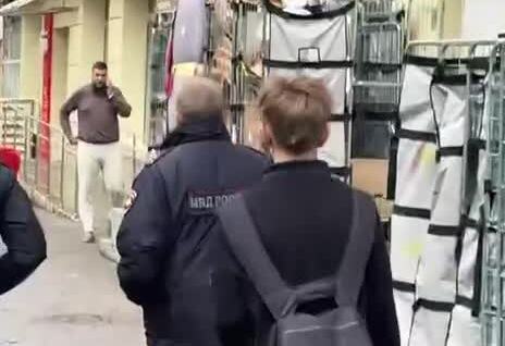 
        Подросток плюнул на&nbsp;спину полицейскому    