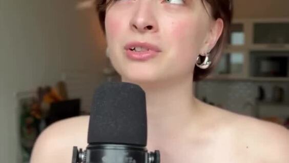 
        Домашние задания XIII века: реакция девушки на&nbsp;исторический факт    