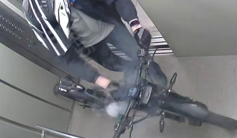 
        Аккумулятор электровелосипеда загорелся в&nbsp;лифте    