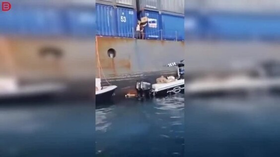 
        Грузовое судно село на&nbsp;мель, и&nbsp;местные бросились &laquo;спасать&raquo; товар    