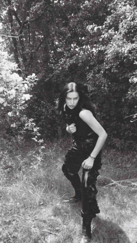 Странная фотосессия Ирины Шейк в лесу