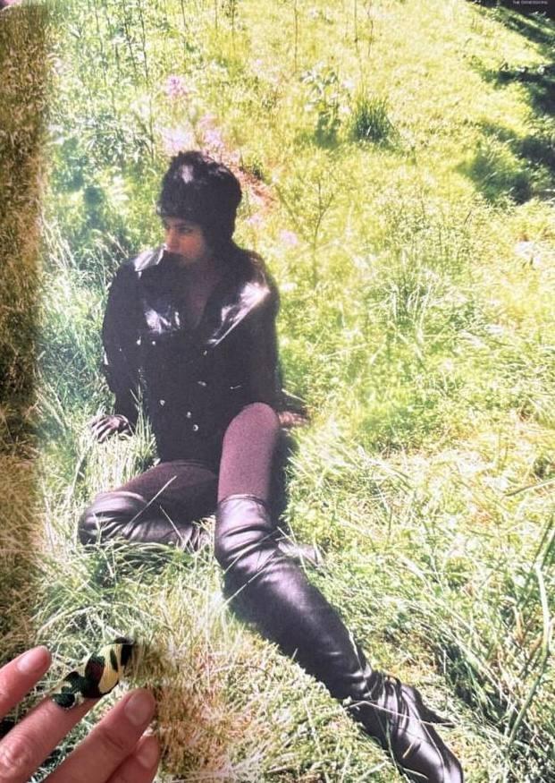 Странная фотосессия Ирины Шейк в лесу