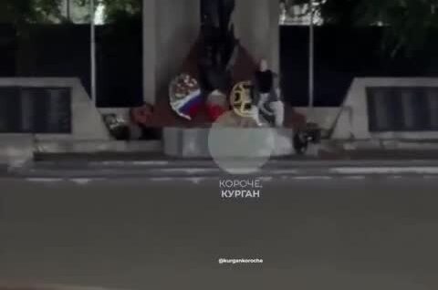 
        Женщина заплатит миллионный штраф за&nbsp;танец на&nbsp;мемориале павшим воинам    