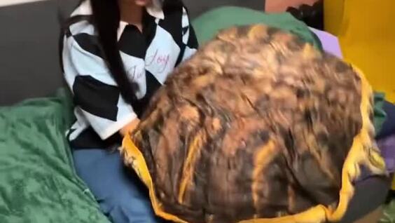 Девушка получила от своего лучшего друга весьма необычный подарок
Девушка получила от своего лучшего друга весьма необычный подарок