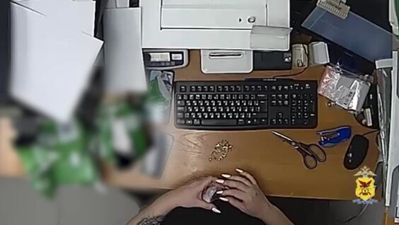 Сотрудница ювелирного магазина украла украшения почти на 400 тысяч рублей
Сотрудница ювелирного магазина украла украшения почти на 400 тысяч рублей