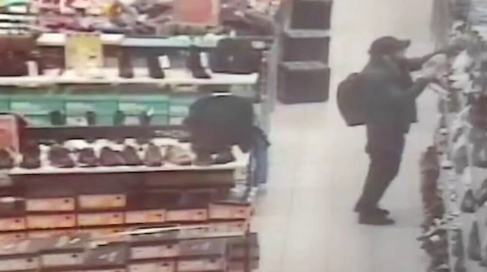 Мужчина украл одежду в магазине в Подмосковье
Мужчина украл одежду в магазине в Подмосковье