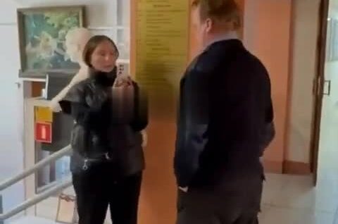 
        Скандал во&nbsp;Владивостоке: охранник выкинул маму студентки из&nbsp;института искусств    