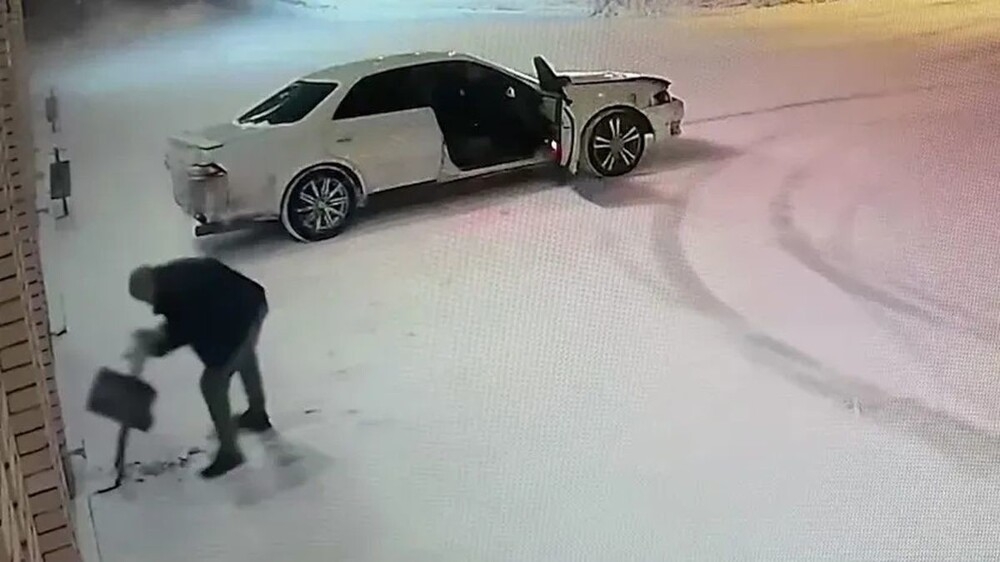 В Тынде мужчина напал на урну возле городской администрации
В Тынде мужчина напал на урну возле городской администрации