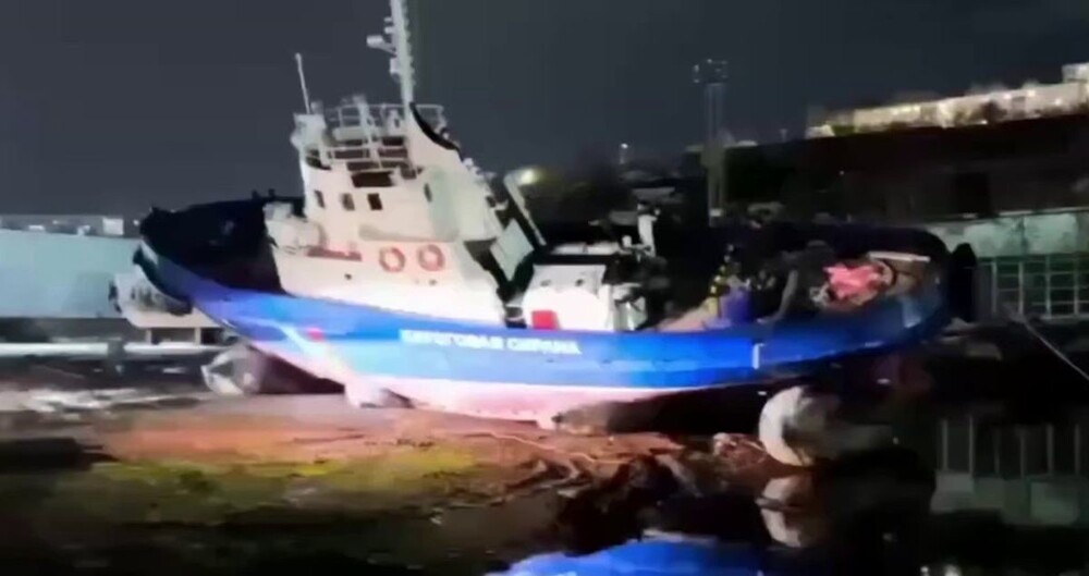 
        На&nbsp;Камчатке корабль береговой охраны завалился на&nbsp;бок    