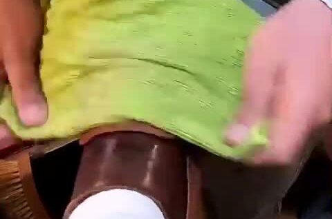 
        Чистильщик обуви за&nbsp;работой    