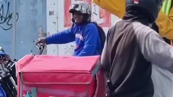 
        Регулировщик, который любит свою работу    