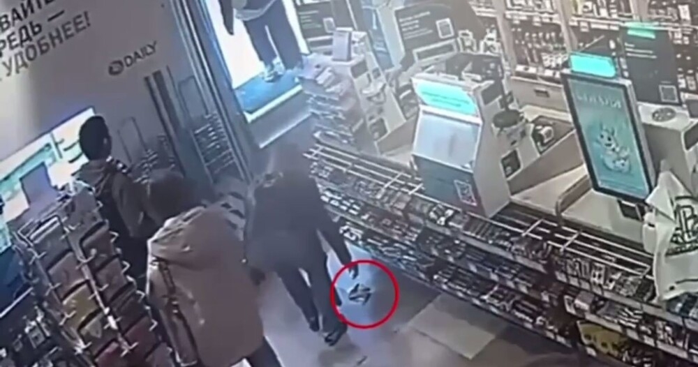 
        Девушка нашла в&nbsp;магазине деньги и&nbsp;забрала их&nbsp;себе    