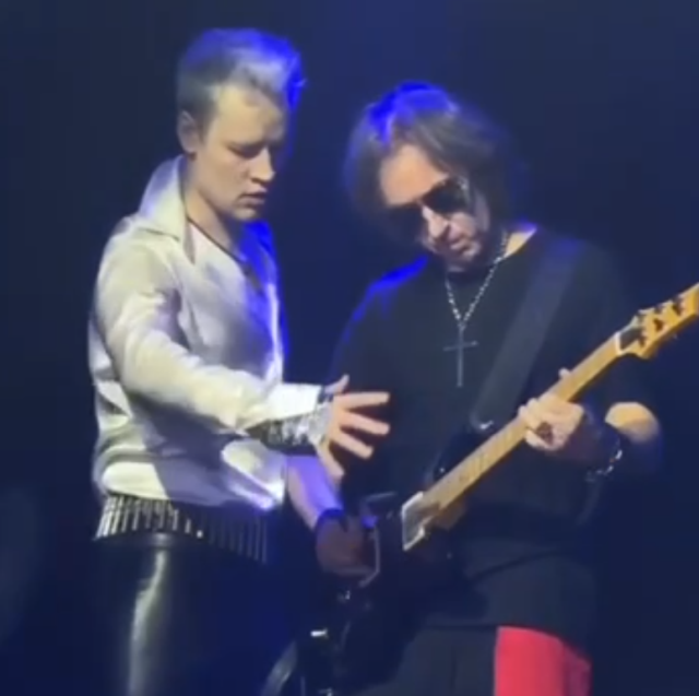 Шаман "потеребил" гитару