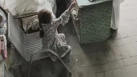 
        Девочка предложила леденец грабителю    