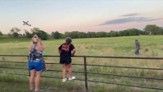 
        Пациент с&nbsp;чипом Илона Маска показал, как&nbsp;управляет самолетиком с&nbsp;помощью "силы мысли"    