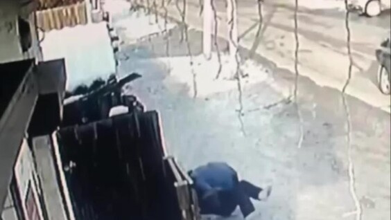 Извращенец повалил школьницу на землю и поцеловал
Извращенец повалил школьницу на землю и поцеловал