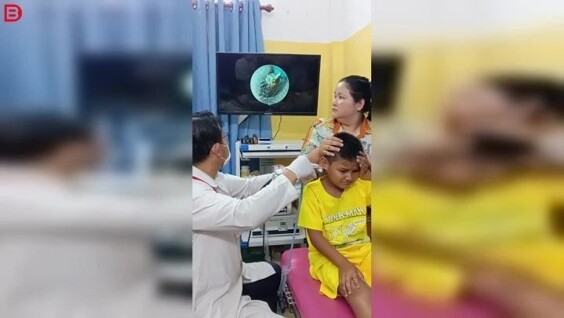 В Камбодже у подростка в ухе обнаружили живого таракана
В Камбодже у подростка в ухе обнаружили живого таракана