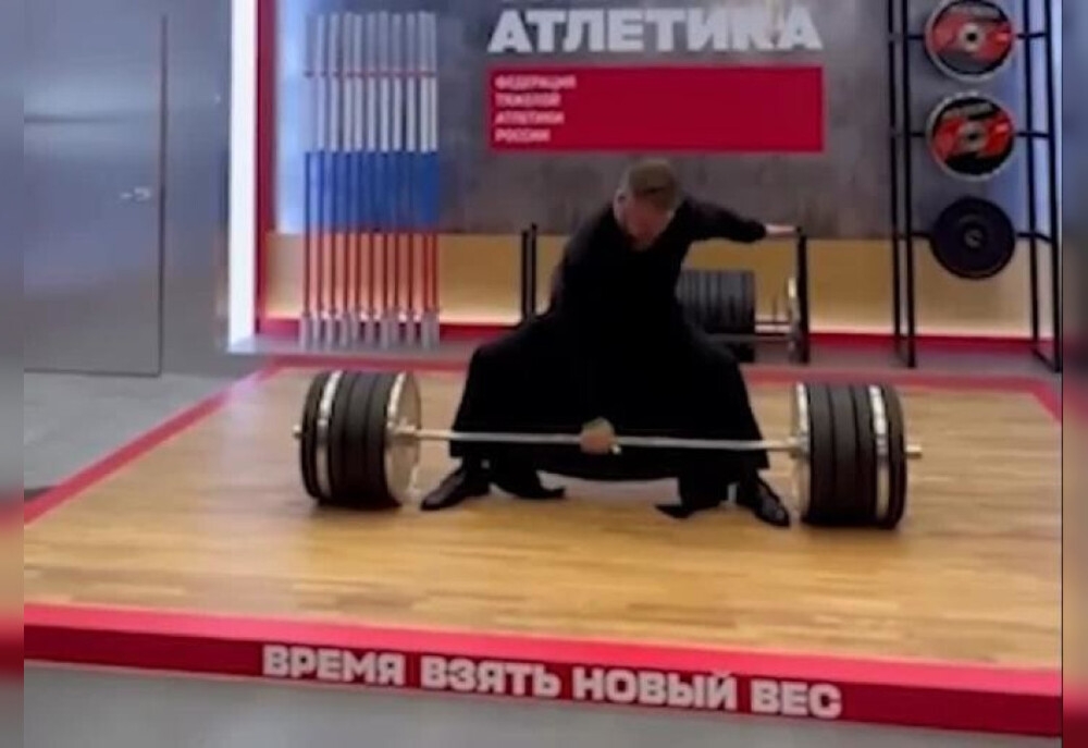 «С Божьей помощью»: священник одной рукой поднял штангу 200 кг
«С Божьей помощью»: священник одной рукой поднял штангу 200 кг
