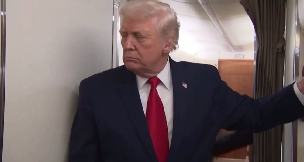 
        Трампа задели дверью туалета во&nbsp;время общения с&nbsp;журналистами    