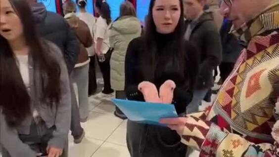 
        Мужчина с&nbsp;портретом Пушкина прошёлся по&nbsp;ТЦ&nbsp;и&nbsp;спросил у&nbsp;молодёжи, что&nbsp;это&nbsp;за&nbsp;рэпер    