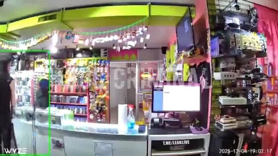 
        Продавец выпроводил грабительницу из&nbsp;магазина    