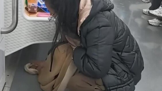 
        Женщина протёрла пролитый напиток собственным шарфом    