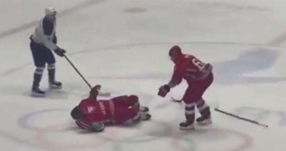 
        Лукашенко сбили с&nbsp;ног&nbsp;во&nbsp;время игры в&nbsp;хоккей    