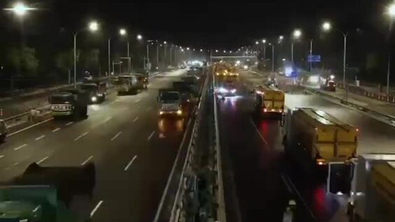 
        В&nbsp;Китае уложили 8&nbsp;тысяч тонн асфальта за&nbsp;одну ночь    