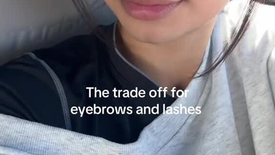 
        Девушка показала свою особенность    