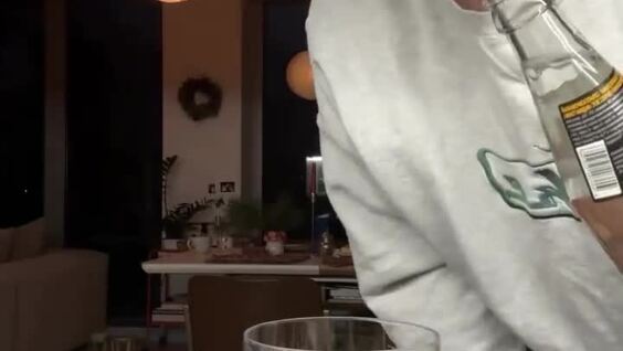 Голубой джин, который становится розовым
Голубой джин, который становится розовым