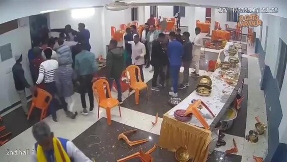 Гости сорвали свадьбу, подравшись из-за десерта
Гости сорвали свадьбу, подравшись из-за десерта