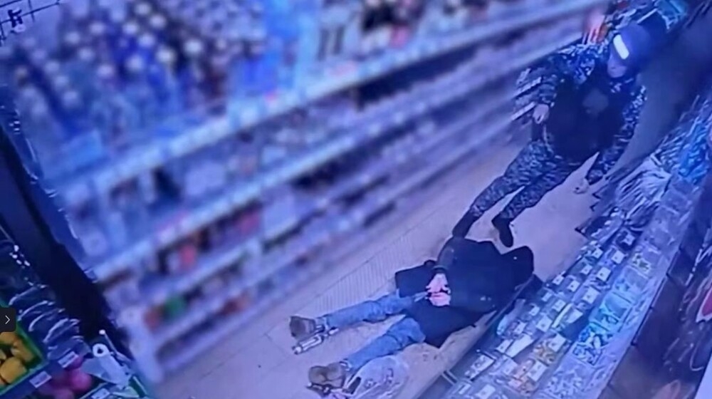 
        В&nbsp;Подмосковье мужчина залез в&nbsp;магазин, чтобы пополнить запасы к&nbsp;Новому году    