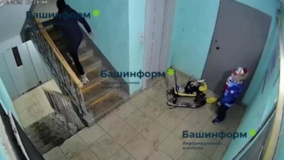 Женщина срывается на своём маленьком сыне
Женщина срывается на своём маленьком сыне