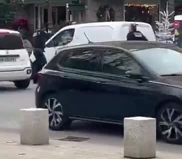 
        Французская полиция застрелила вооруженного ножом мигранта    