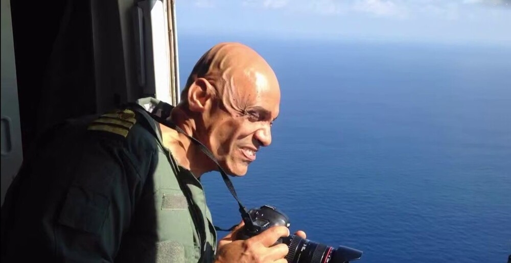 Фотограф высунулся из самолёта во время полёта
Фотограф высунулся из самолёта во время полёта