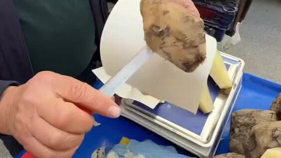 Турецкая традиция: свежая сахарная свёкла на улицах вместо фруктов
Турецкая традиция: свежая сахарная свёкла на улицах вместо фруктов