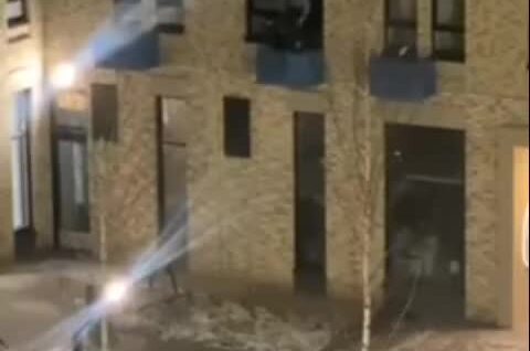 Экстремалы спустились по фасаду здания без страховки
Экстремалы спустились по фасаду здания без страховки