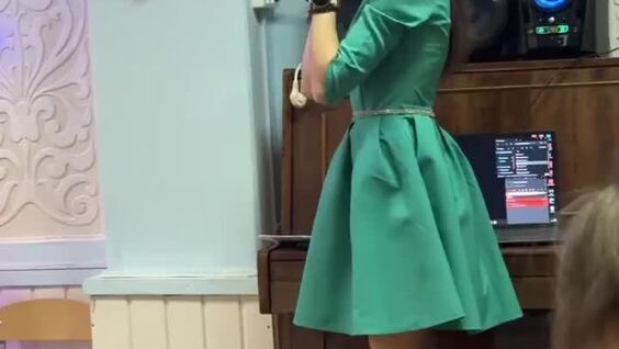 
        Воспитательница поддерживала детей во&nbsp;время праздничного танца    