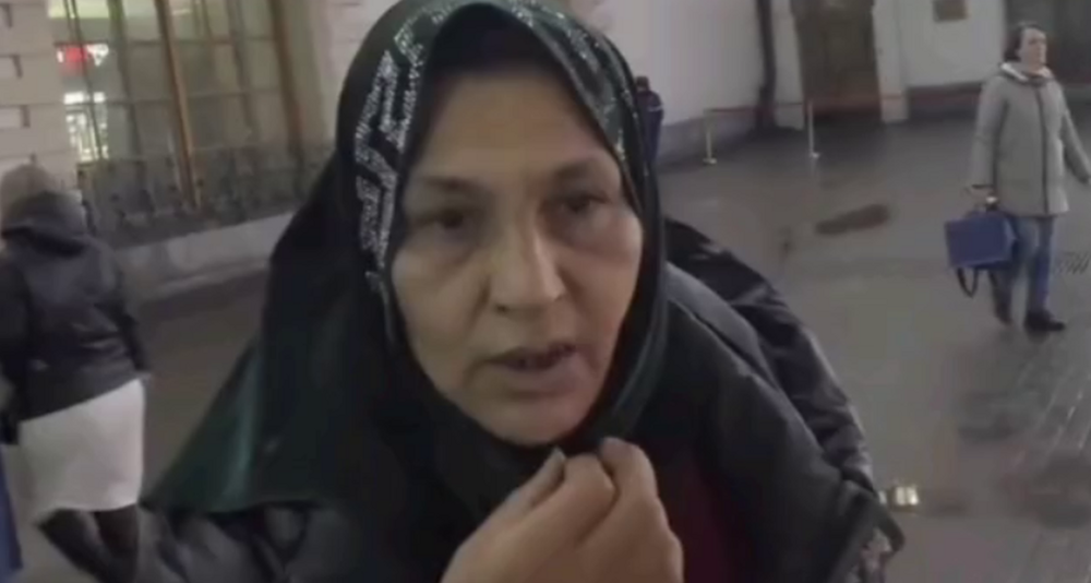 
        Мужчина достаёт цыганку на&nbsp;вокзале    