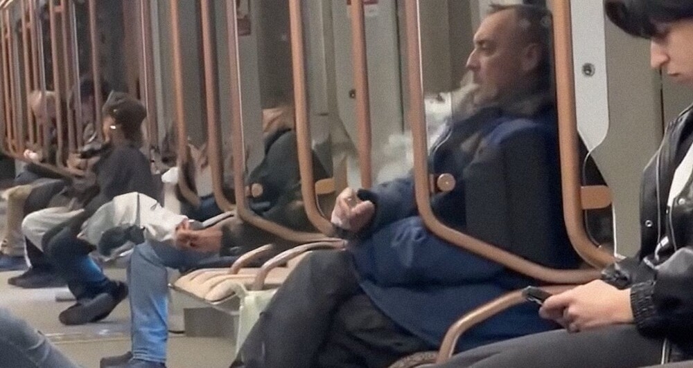 
        Мужчина закурил во&nbsp;время поездки в&nbsp;метро    