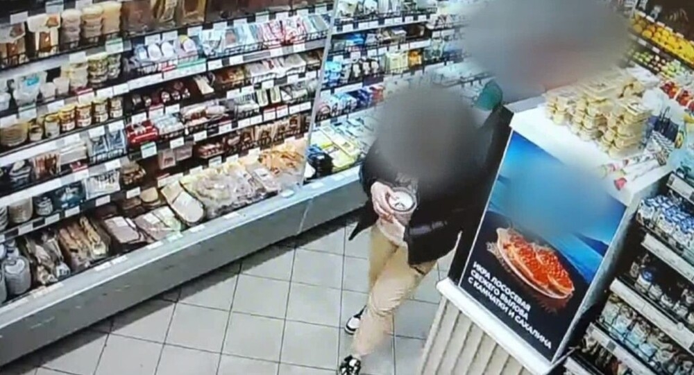 
        Женщина вынесла из&nbsp;магазина 22&nbsp;банки икры    