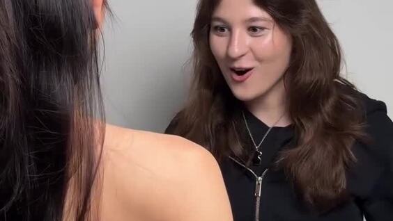 
        Эмоциональная реакция подруг на&nbsp;новую грудь    