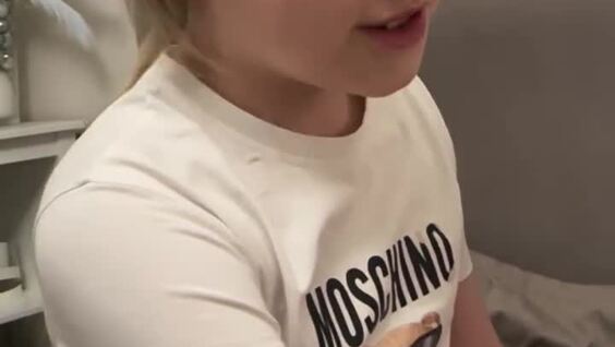 
        Девочка недовольна подарком    