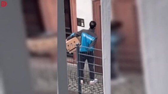 Курьер оставил больше, чем просто посылку
Курьер оставил больше, чем просто посылку