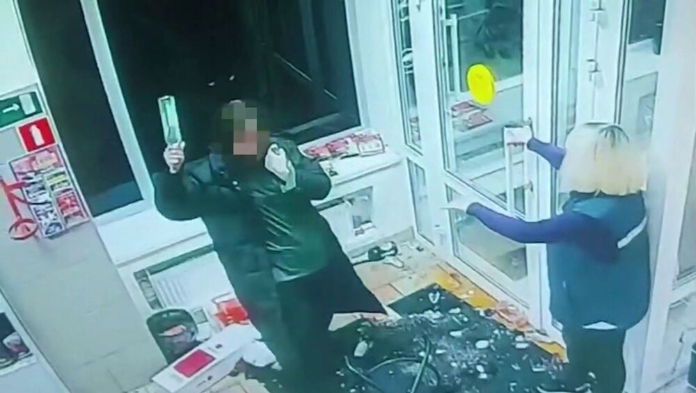 Буйная посетительница магазина в Санкт-Петербурге
Буйная посетительница магазина в Санкт-Петербурге