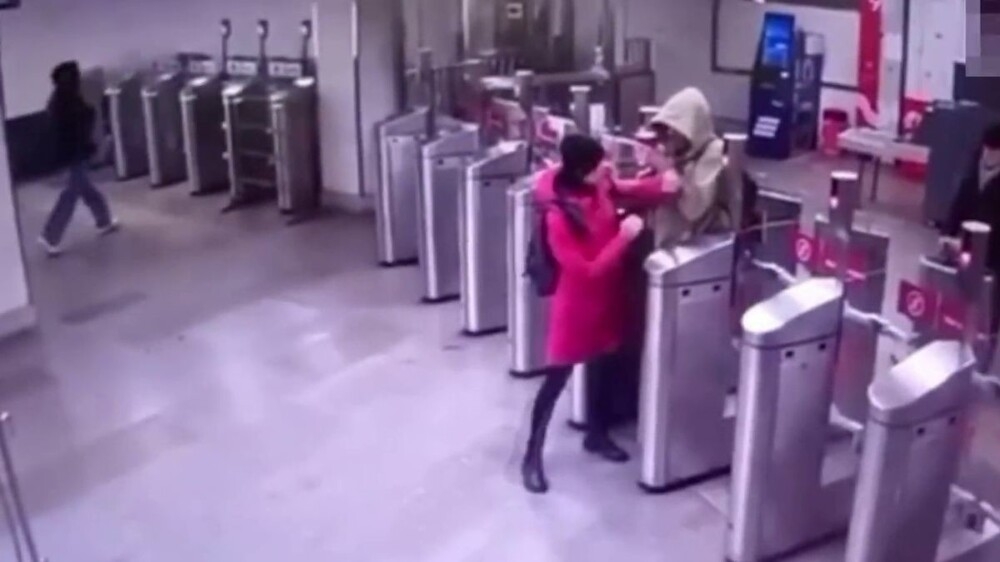 Безбилетник плеснул горячим кофе в лицо девушке
Безбилетник плеснул горячим кофе в лицо девушке