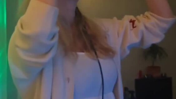 
        Девушка погрузилась в&nbsp;виртуальную реальность с&nbsp;головой    