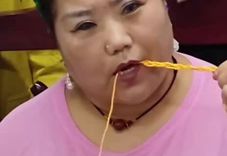 
        Жительница Китая установила рекорд Гиннеса, сплетя языком 236&nbsp;звеньев за&nbsp;минуту    