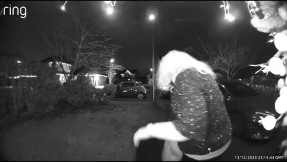 Выход из дома завершился падением на асфальт
Выход из дома завершился падением на асфальт