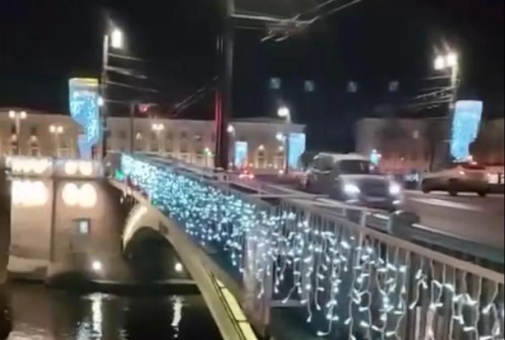 «Кто-то взял, оторвал, а я починил»: петербуржец своими руками включил гирлянду на Биржевом мосту
«Кто-то взял, оторвал, а я починил»: петербуржец своими руками включил гирлянду на Биржевом мосту